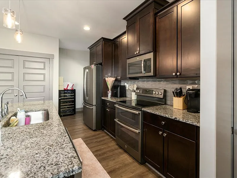 5 bed, 4.5 bath, 2200 sqft, $7,212 — Photo 3