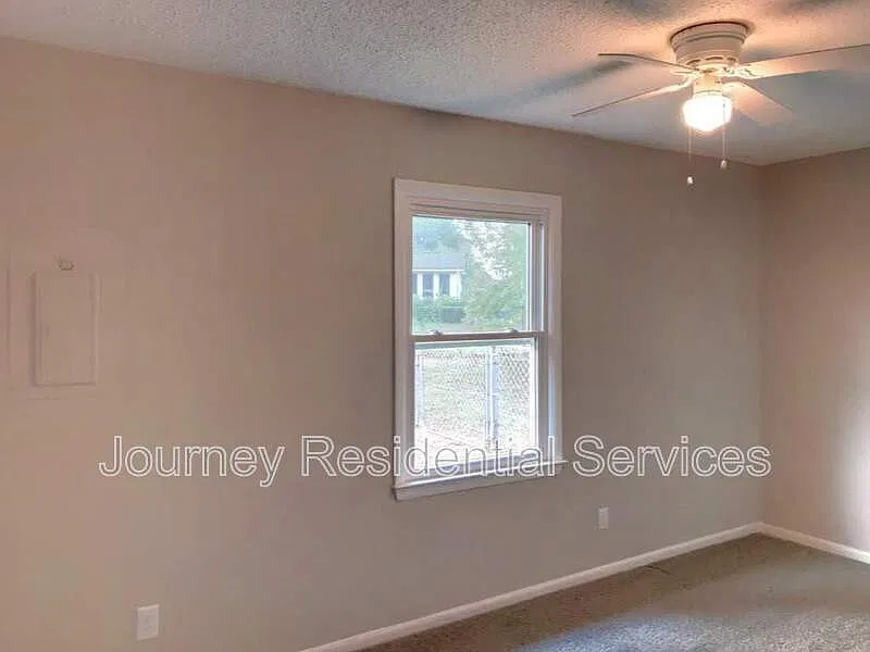 3 bed, 1.5 bath, 1056 sqft, $1,400 — Photo 3