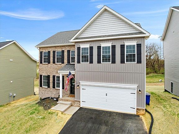 5th image of 980 Holland Loop NW