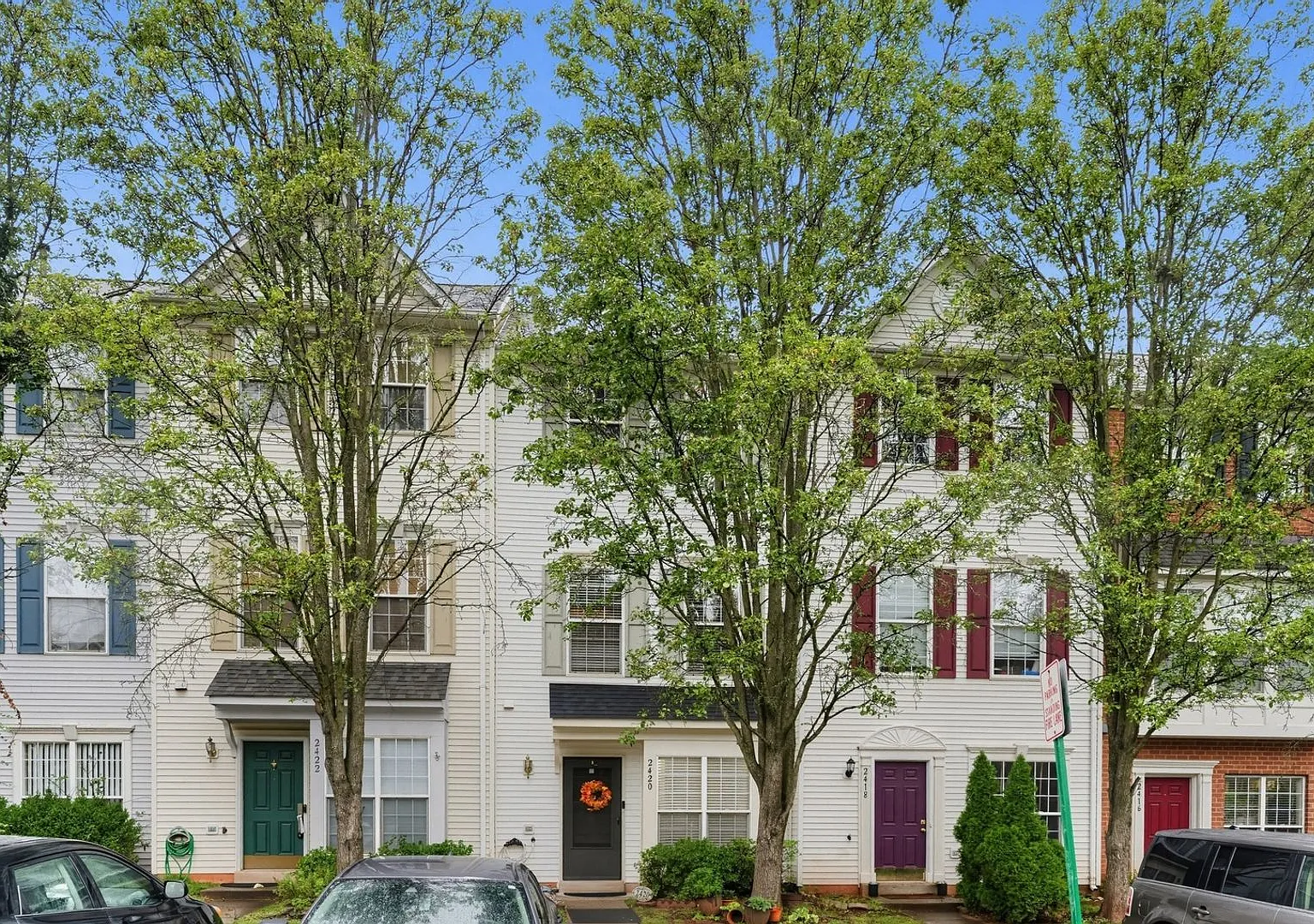 Spacious 3BR/2.5BA Herndon Townhome | 1,692 SF | Near Shopping & Silver Line Metro | 2 Pools | Pe... — Photo 2