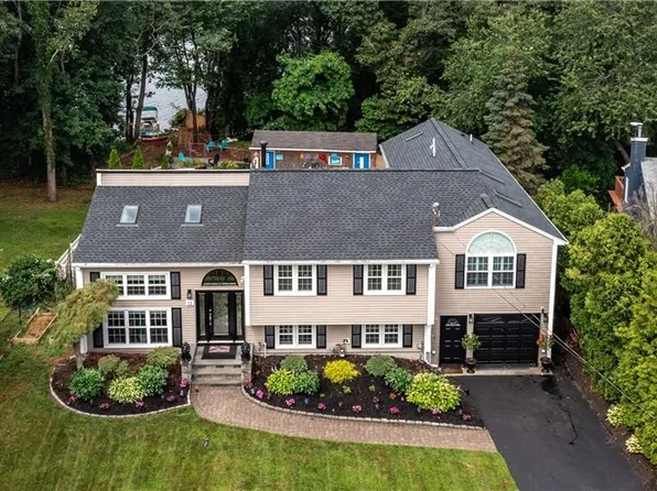 11 Lakecrest Cir, Warwick, RI 02889