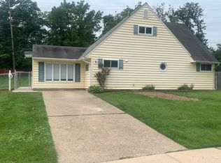 9 Rolling Ln, Levittown, PA 19055