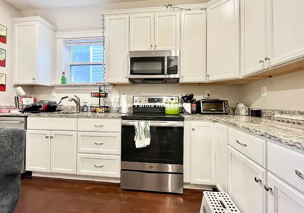 5 bed, 9999 sqft, $8,200 — Photo 3