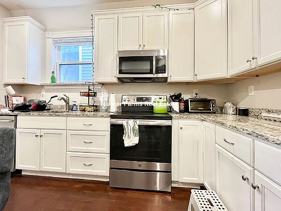 3rd image of 724 Parker St #2F