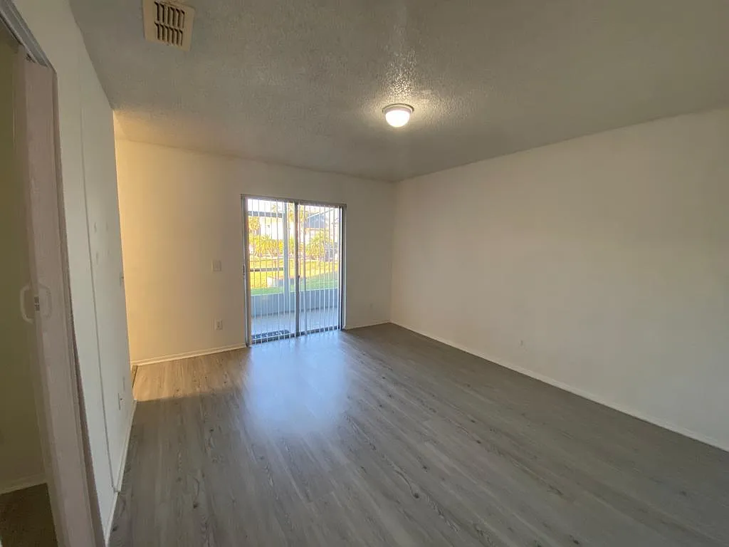 3 bed, 1006 sqft, $1,550 — Photo 3