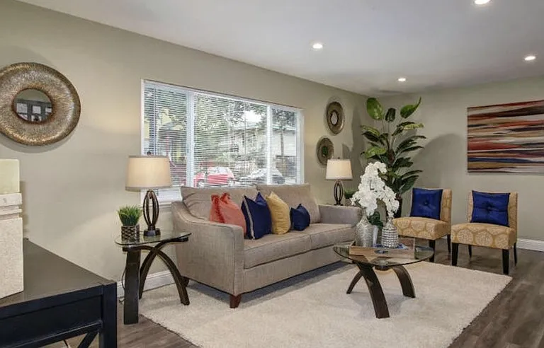 324 E Magnolia St #7 — Photo 1