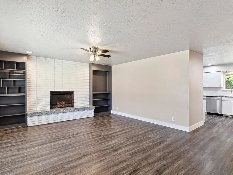 1334 Henderson Dr — Photo 2