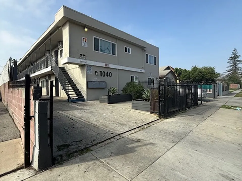 (Ar/Jo/Em:C) 1040 W. 91st Street