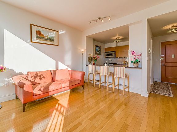 2nd image of 158 Hester St APT 6E