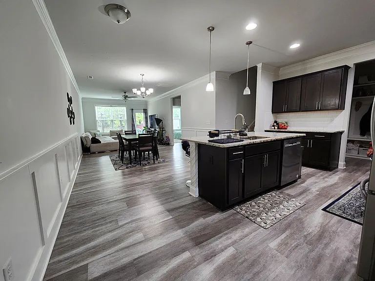 704 Riley Ln — Photo 6