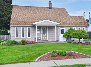 52 Elmtree Ln, Levittown, NY 11756