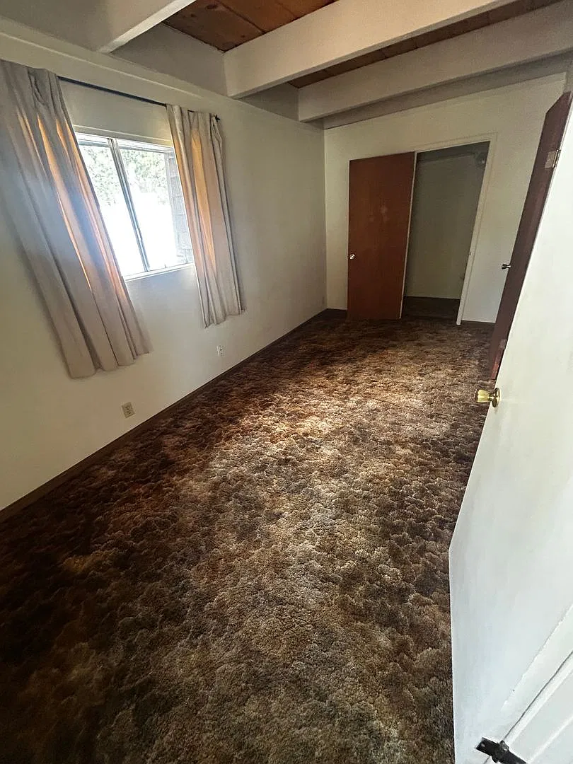 Comfortable 2 Bedroom Just Steps to the Lake! — Photo 3