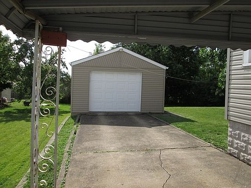 2nd image of 818 Lawrence Ave