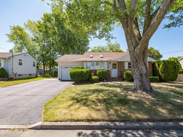 9 Johnson Place, Lindenhurst, NY 11757