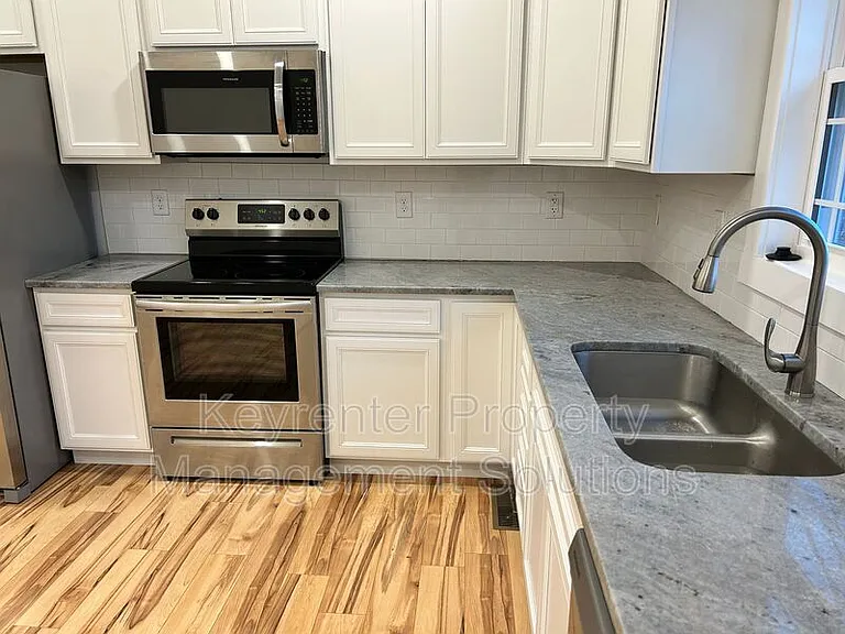 317 Sterling St #B — Photo 12