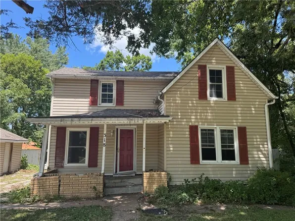 318 E Nichols St, Spring Hill, KS 66083