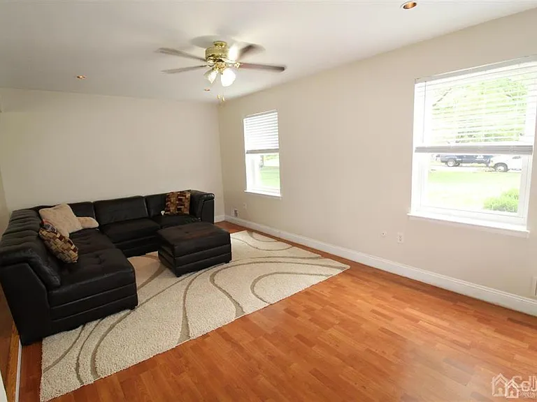 47 Linden Ln — Photo 4