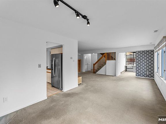 5th image of 319 Gorge Rd APT 5