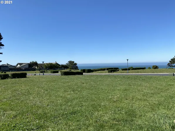 Sea Breeze Way #18, Brookings, OR 97415