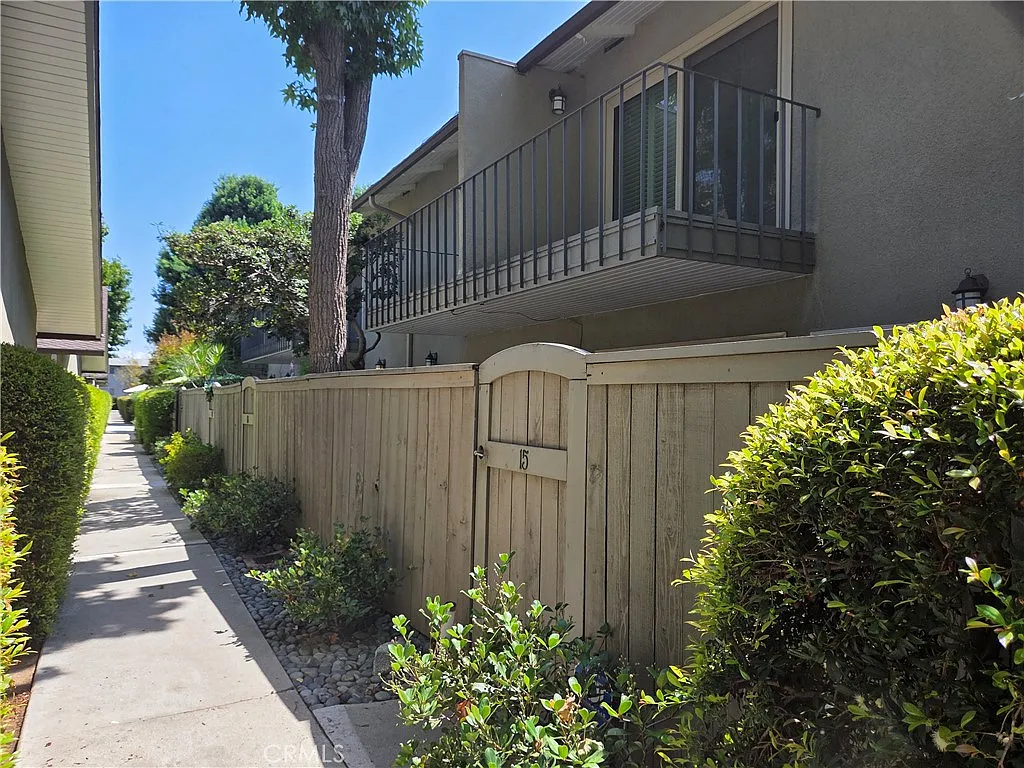 2 bed, 1.5 bath, 988 sqft, $3,950 — Photo 2