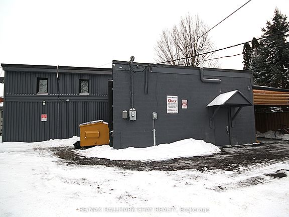 5th image of 58 Queen St W