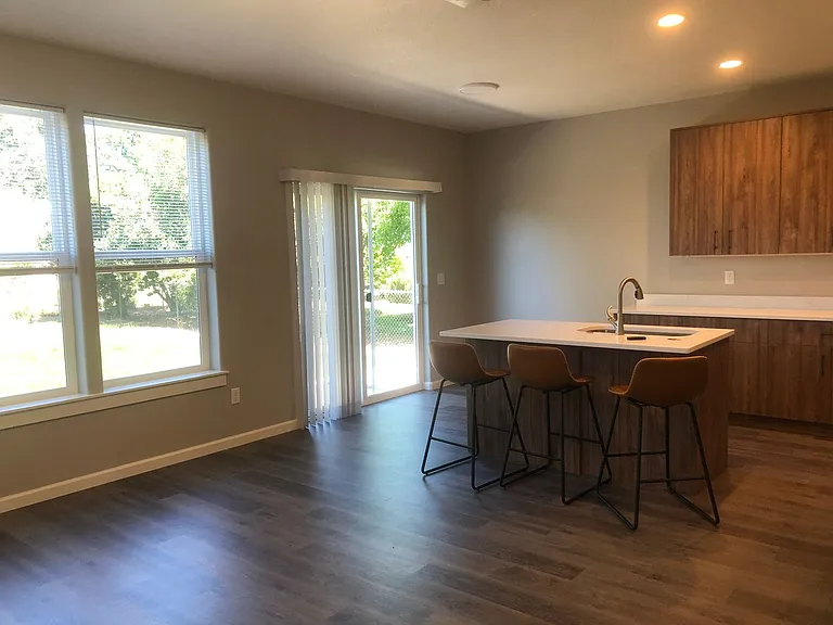 2243 E Main St — Photo 3