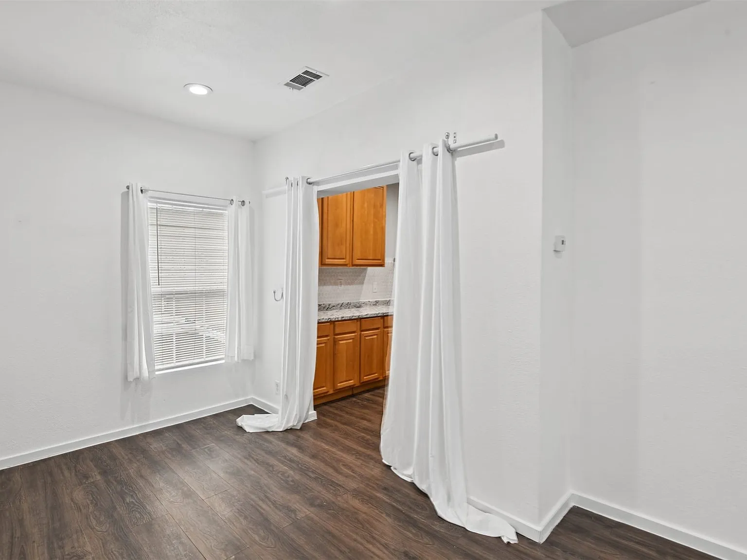 3 bed, 2.0 bath, 1164 sqft, $2,995 — Photo 4