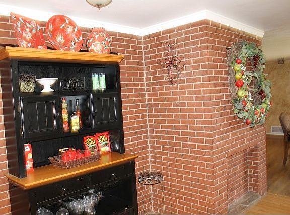 Eat-In-Kitchen