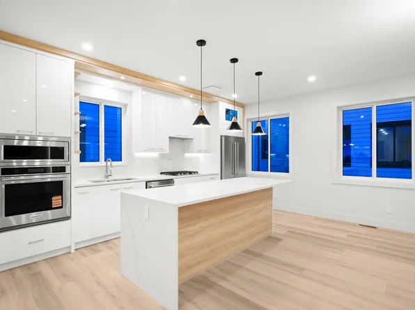 3881 Hurst St #2, Burnaby, BC V5J 1M4