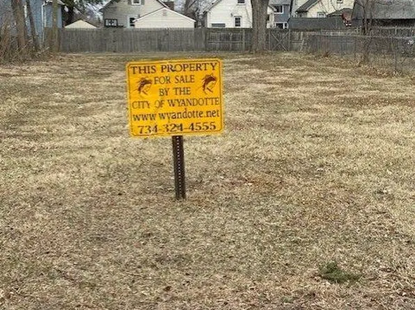 517 Vinewood St, Wyandotte, MI 48192