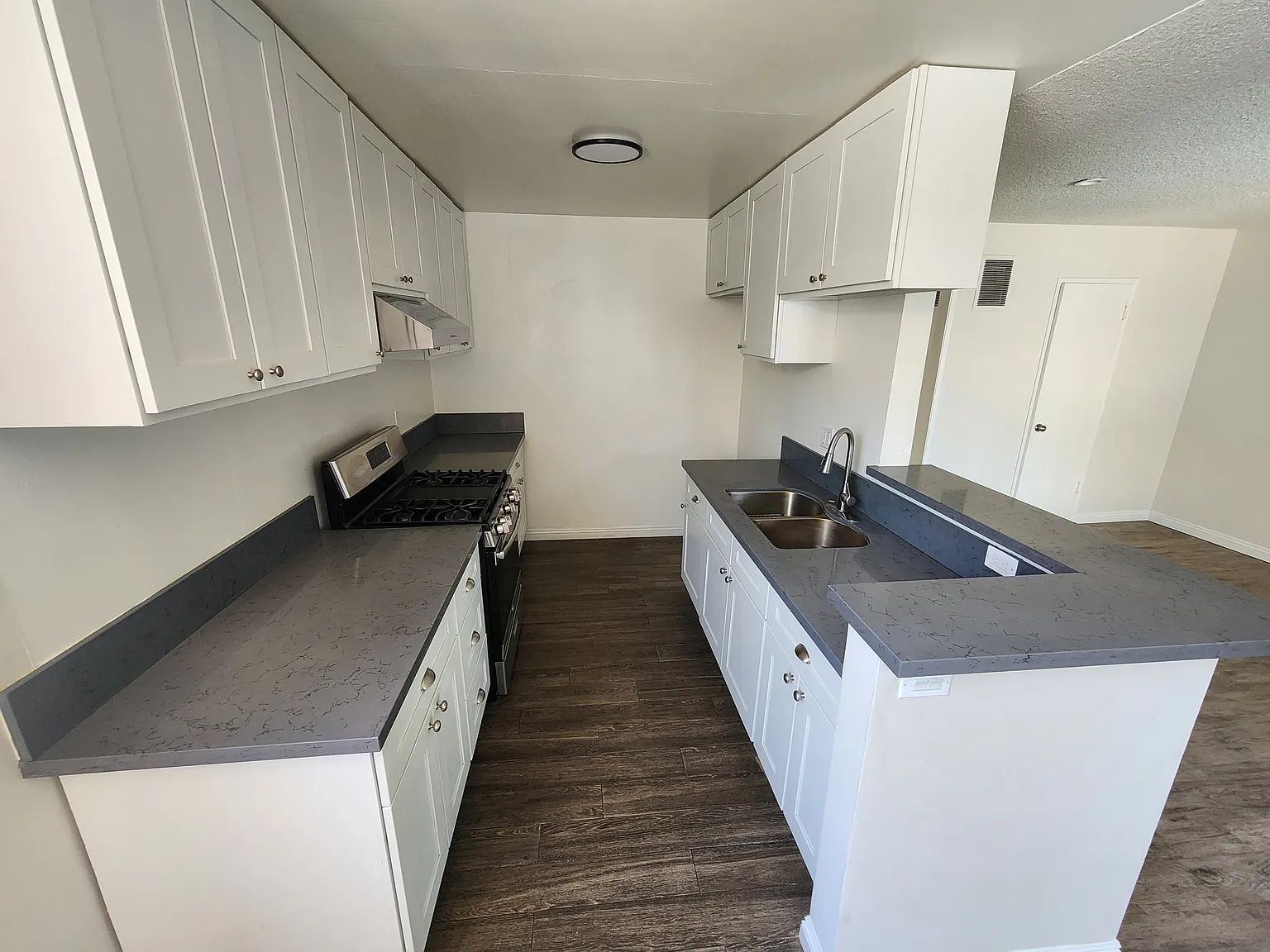 520 E Tujunga Ave — Photo 1