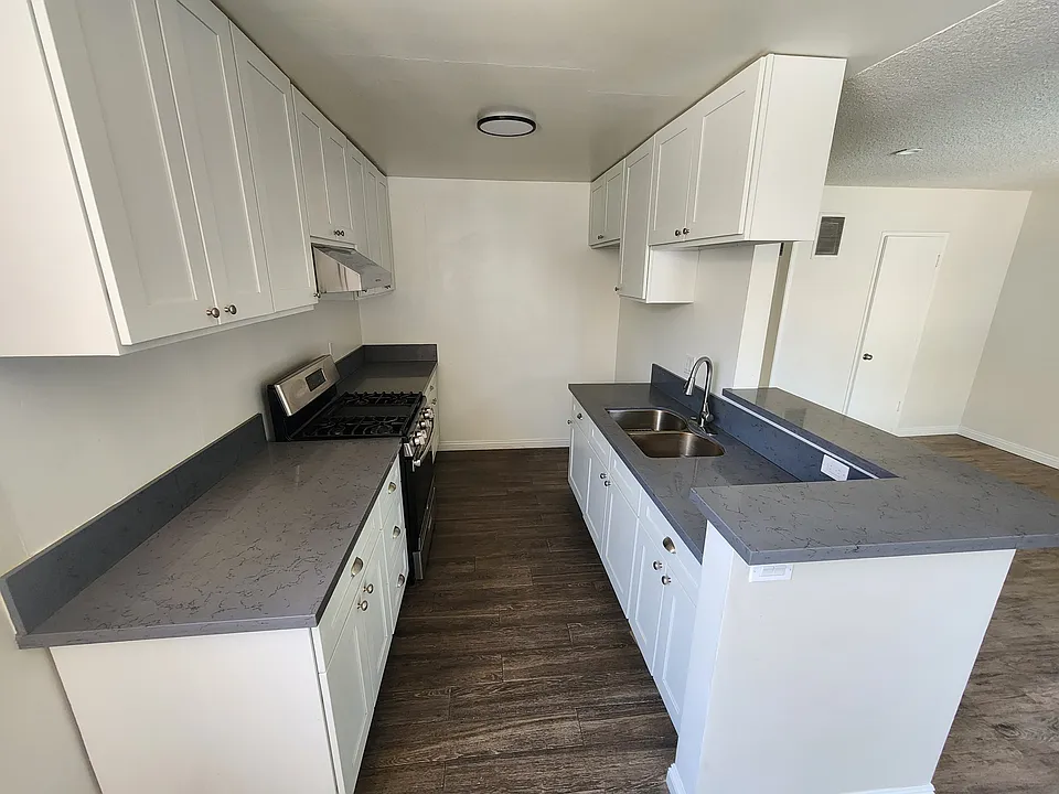 520 E Tujunga Ave #G