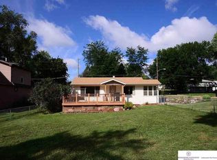 7718 N Ridge Dr, Omaha, NE 68112