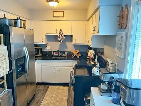 4th image of 1006 Parkwood Dr APT 2W