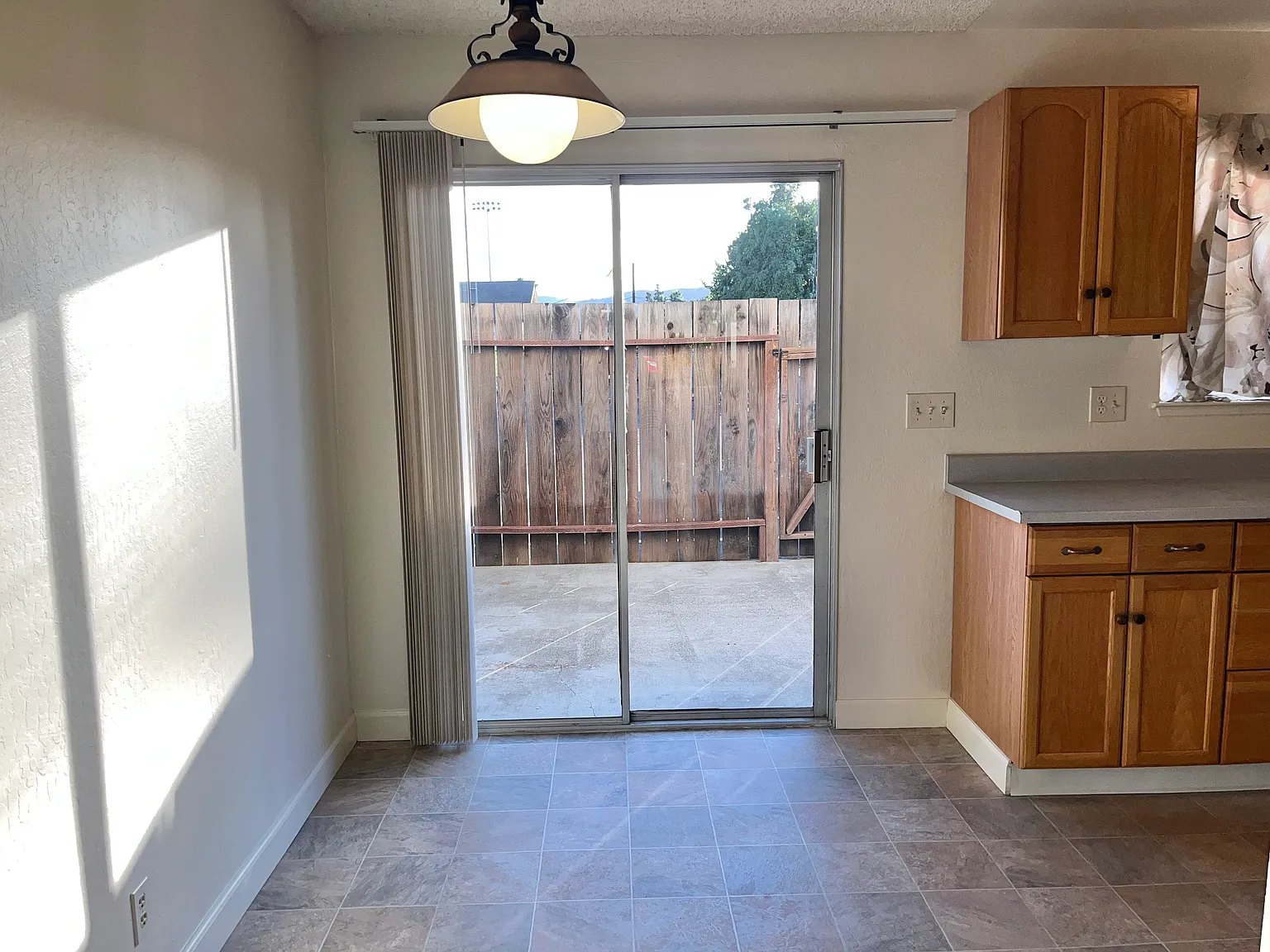 2 bed, 1.5 bath, 1000 sqft, $2,300 — Photo 2