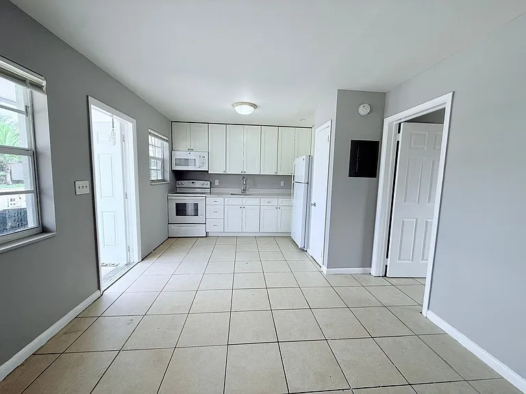 4308 Greenwood Ave — Photo 4
