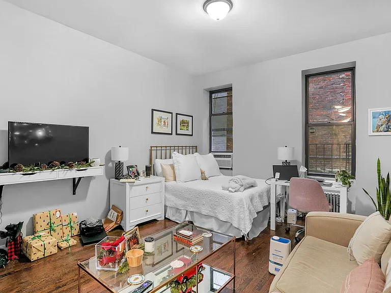 424 E 75th St #1C — Photo 1