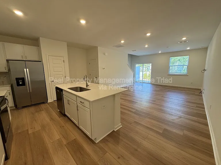 112 Parker Ln — Photo 2