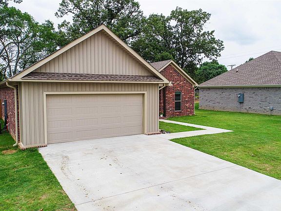 2nd image of 3 Clover Leaf Ln