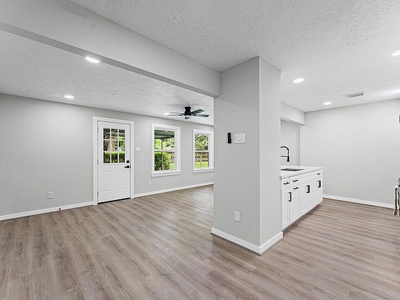 4th image of 409 Midway Dr