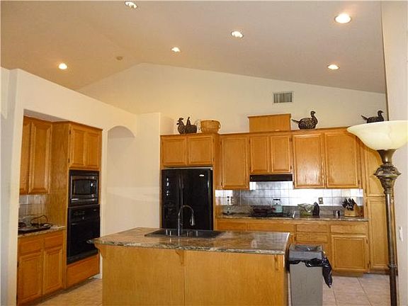 Spacious kitchen w/ lots of storage!