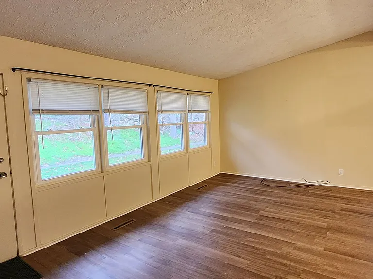 209 Woods Edge Ln — Photo 14