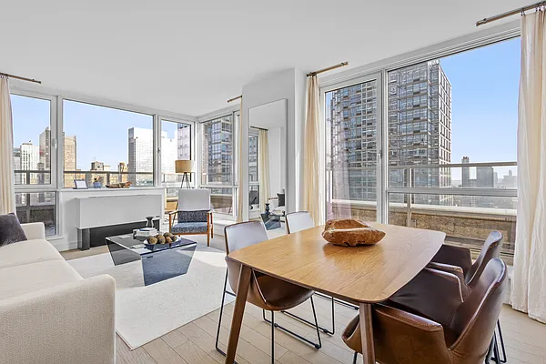美品 CELLAR DOOR 44 イタリア製 定価¥60,000程 635 West 42nd Street #40F in Hell's Kitchen, Manhattan