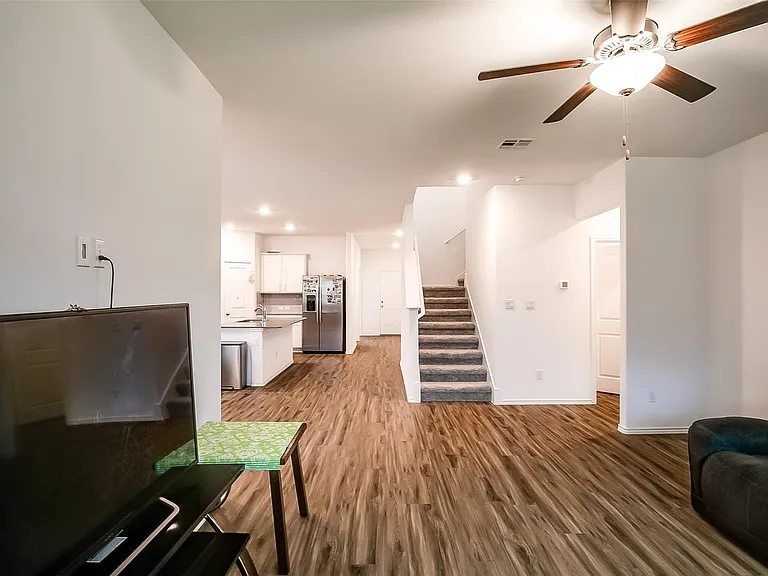 1024 Bluewood Bnd — Photo 9