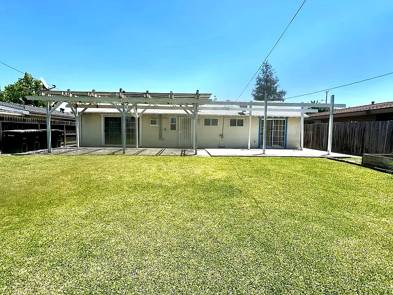 880 N Waverly St — Photo 16