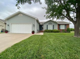 2806 Country Acres Ct, Dodge City, KS 67801