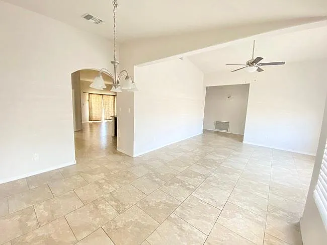 4 bed, 2051 sqft, $2,400 — Photo 4