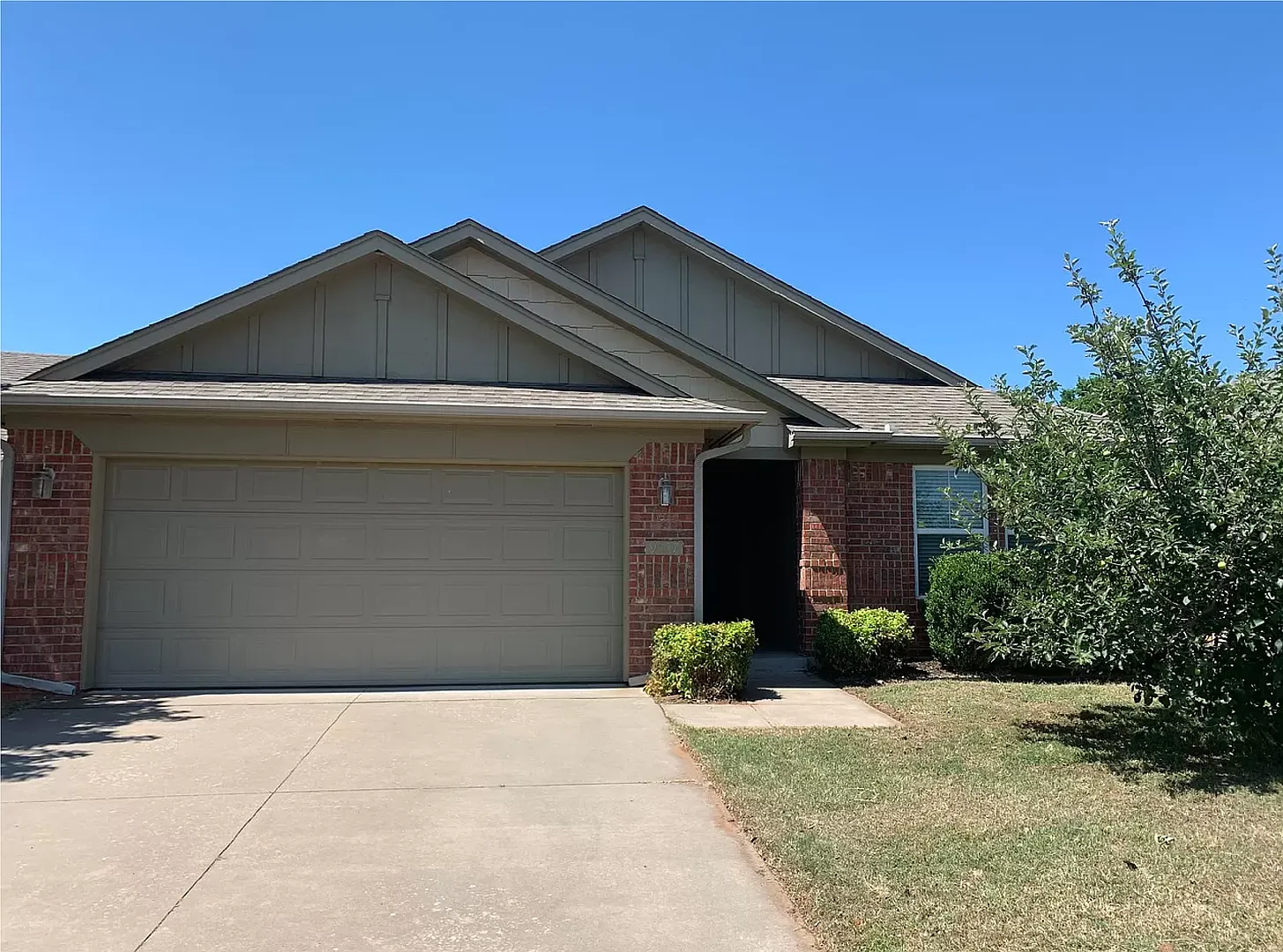 Three Bedroom in Mustang School District on One Acre. — Photo 1
