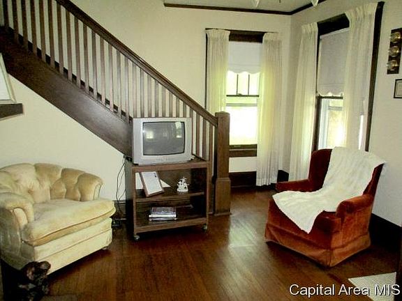 4th image of 802 Warren St