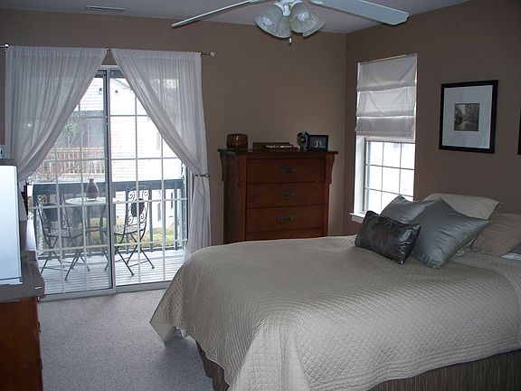 5th image of 147 Edgewater Dr #35